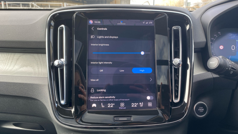 Volvo XC40 2.0 B4P Ultra Dark 5dr Auto Petrol Estate